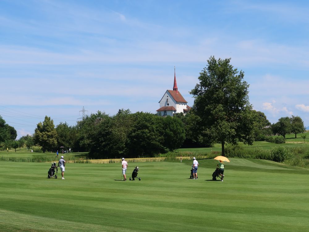 Golfer vor Wallfartskirche Gormund