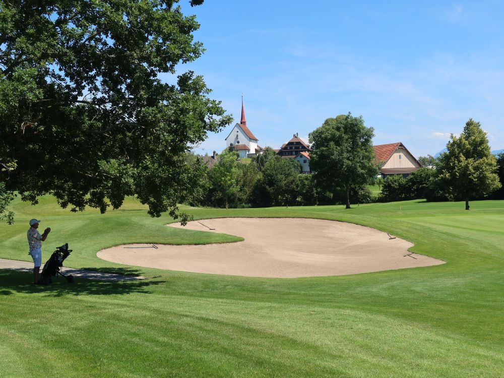 Golf-Bunker und  Wallfahrtskirche