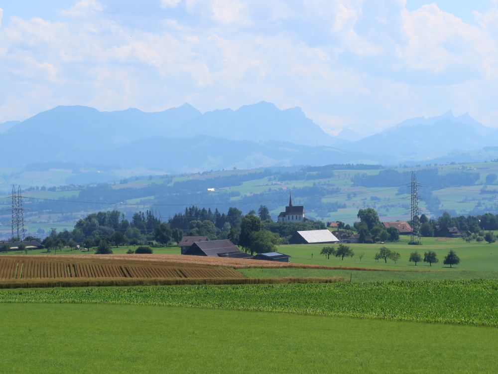 Wallfahrtskirche und Alpen im Dunst