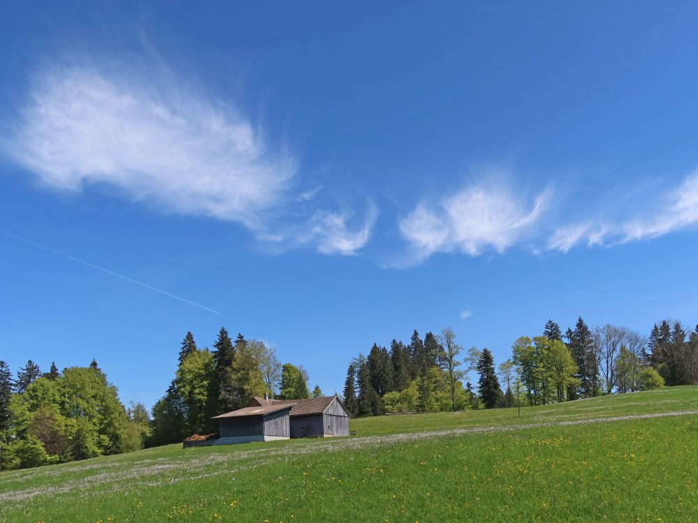 Wolke über einer Scheune