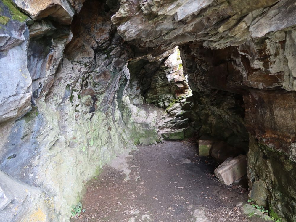 Höhle unter der Burg