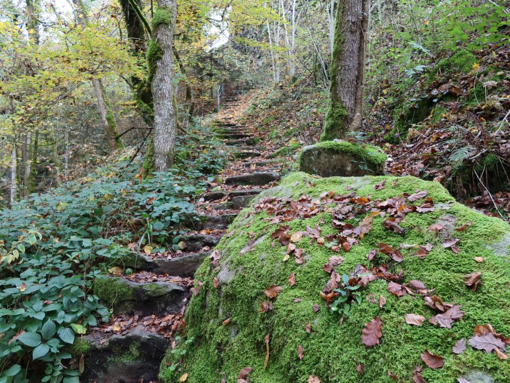 Treppe zwischen Felsen