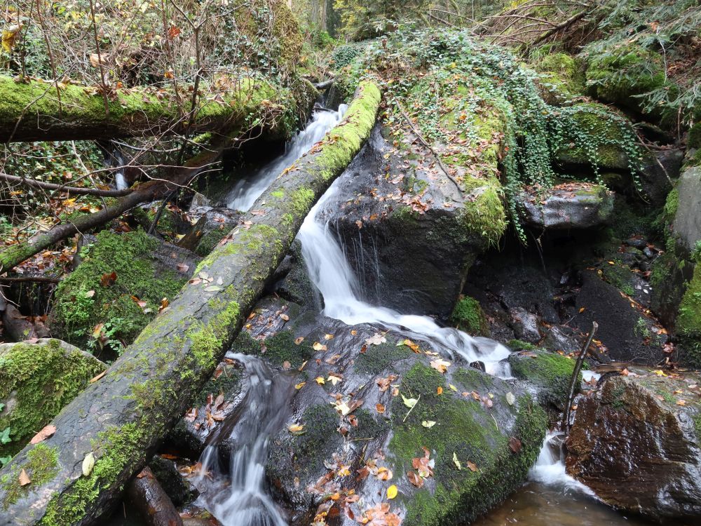 Wasserfall zwischen Felsen