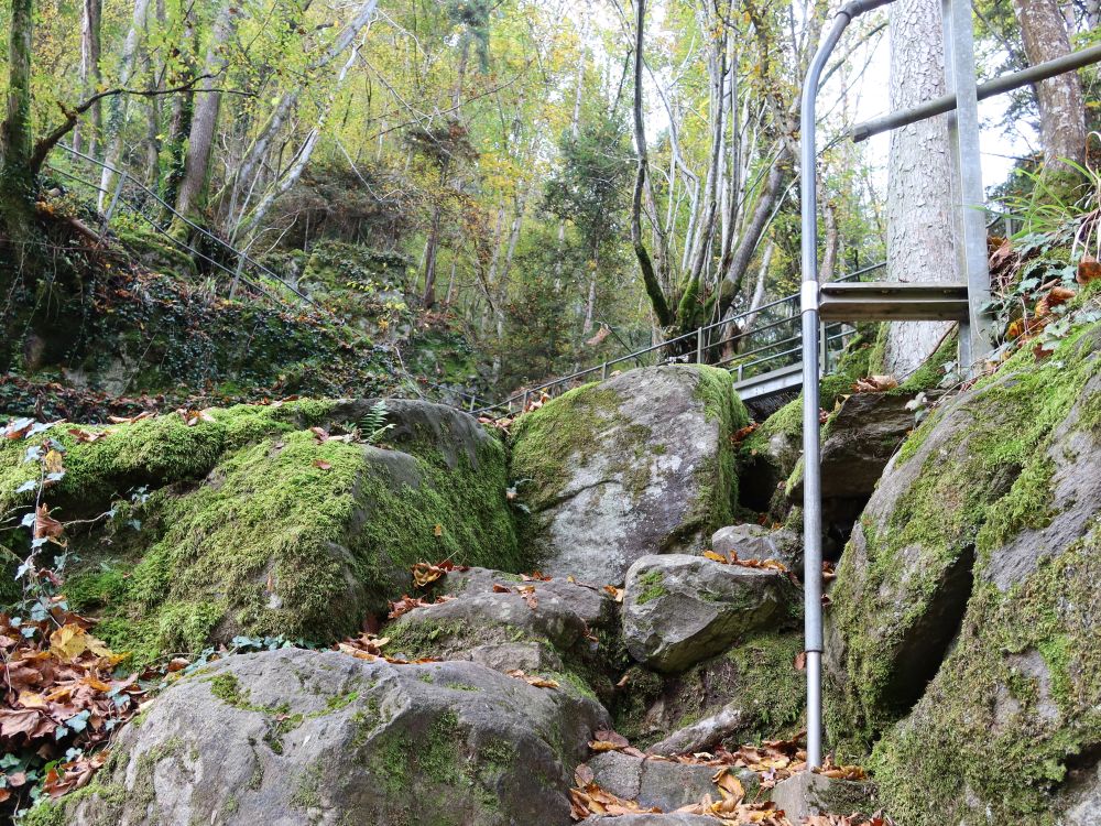 Steg zwischen den Felsen