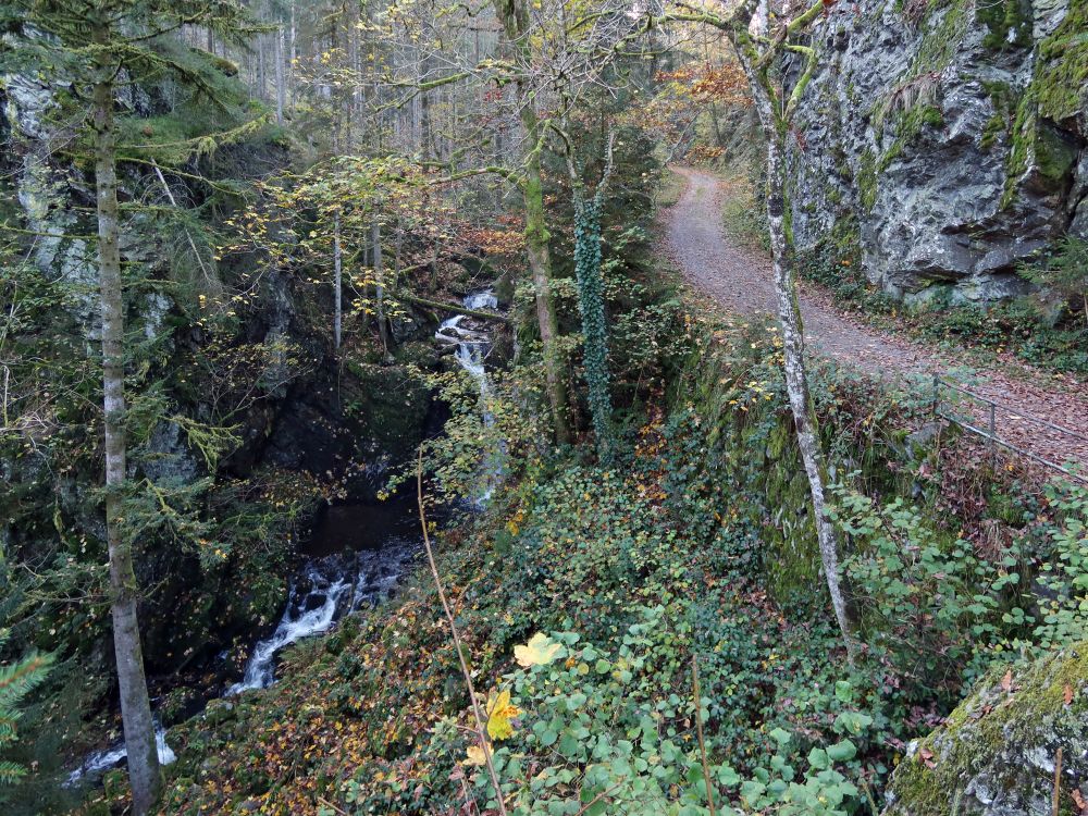 Pfad überm Wasserfall