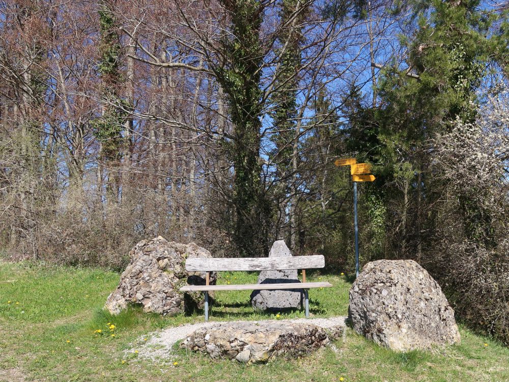 Sitzbank zwischen Felsen