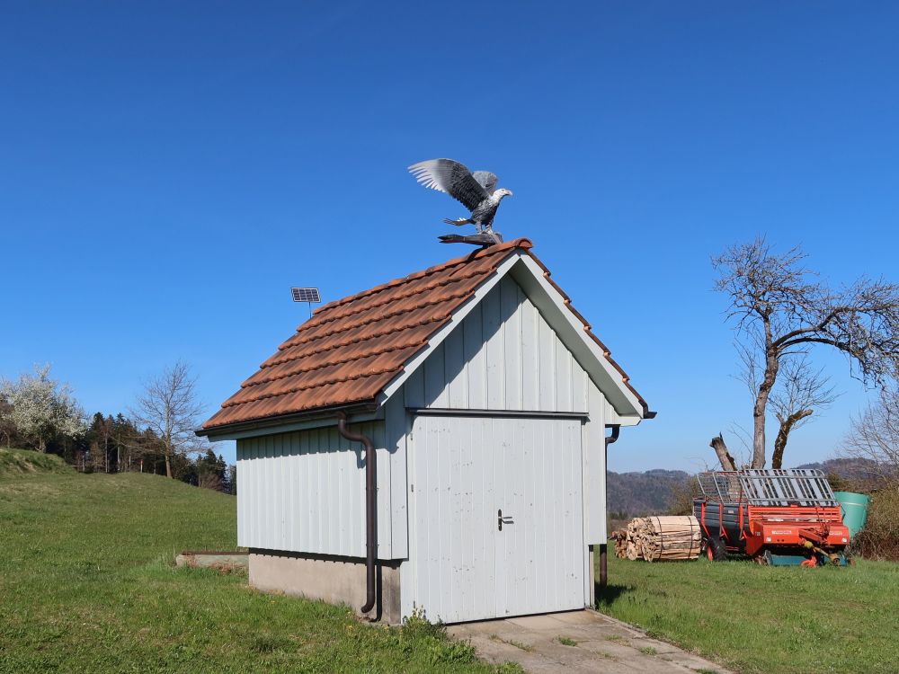 Garage mit Adler-Skulptur