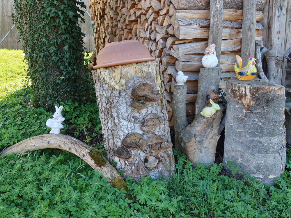 Figuren am Holzstapel