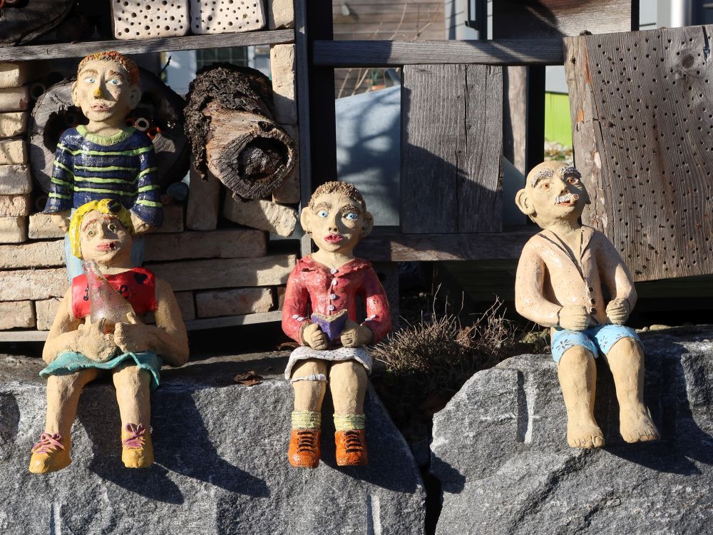 Figuren auf Steinmauer