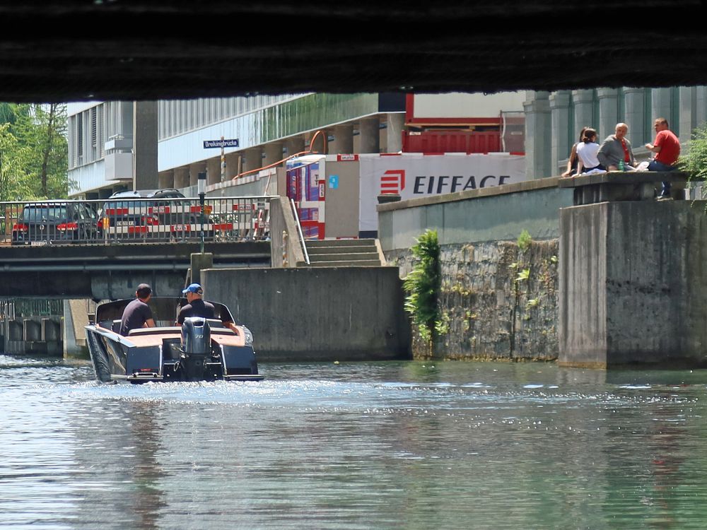 Motorboot unter der Brücke