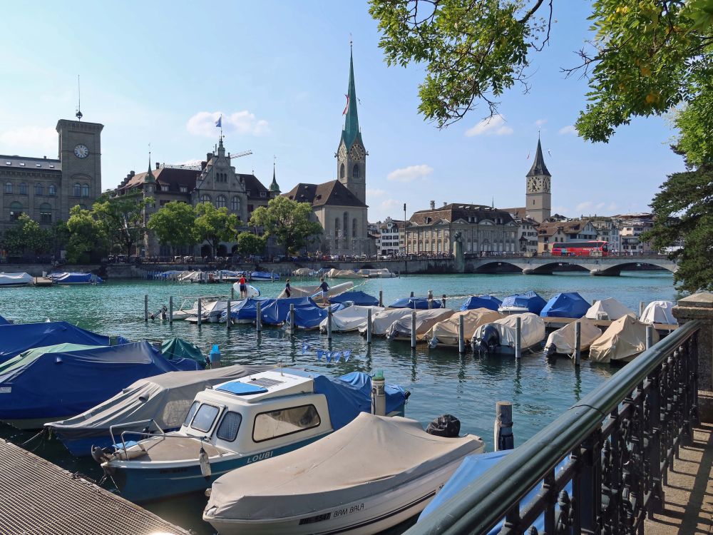 Boote mit Fraumünster und St. Peter