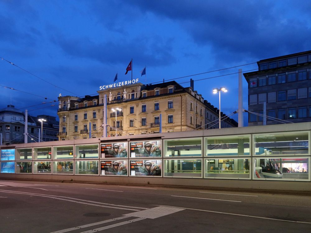 Schweizerhof am Abend