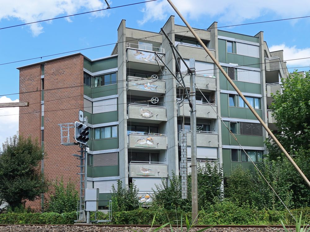 Wohnblock mit bemalten Balkonen